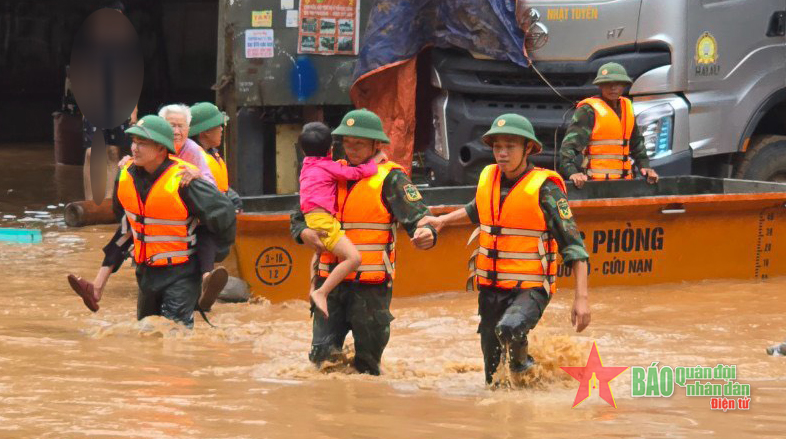 Giúp nhân dân vùng lũ Sơn La